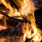 Close up of an campfire at night glowing flames