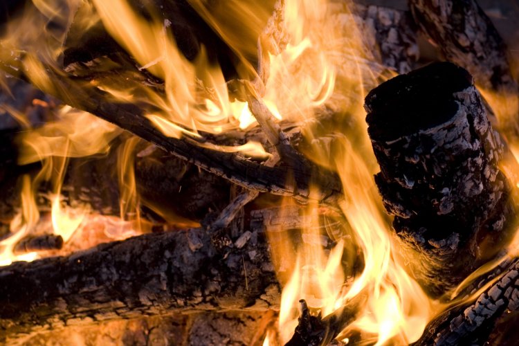 Close up of an campfire at night glowing flames