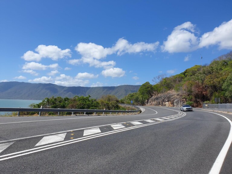 Road Cairns to Port Douglas